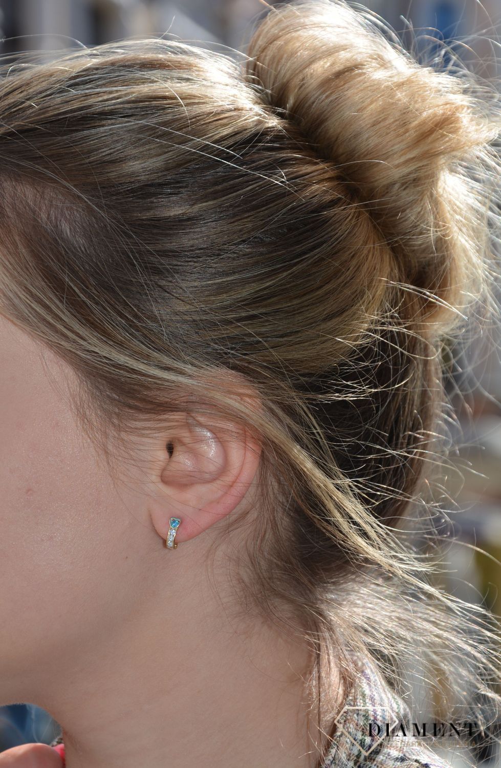 Złote kolczyki dla dziewczynki z niebieskimi sercami KL 483C (2).jpg